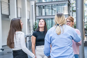 EWV Ausbildung Auszubildende bei der EWV unterhalten sich